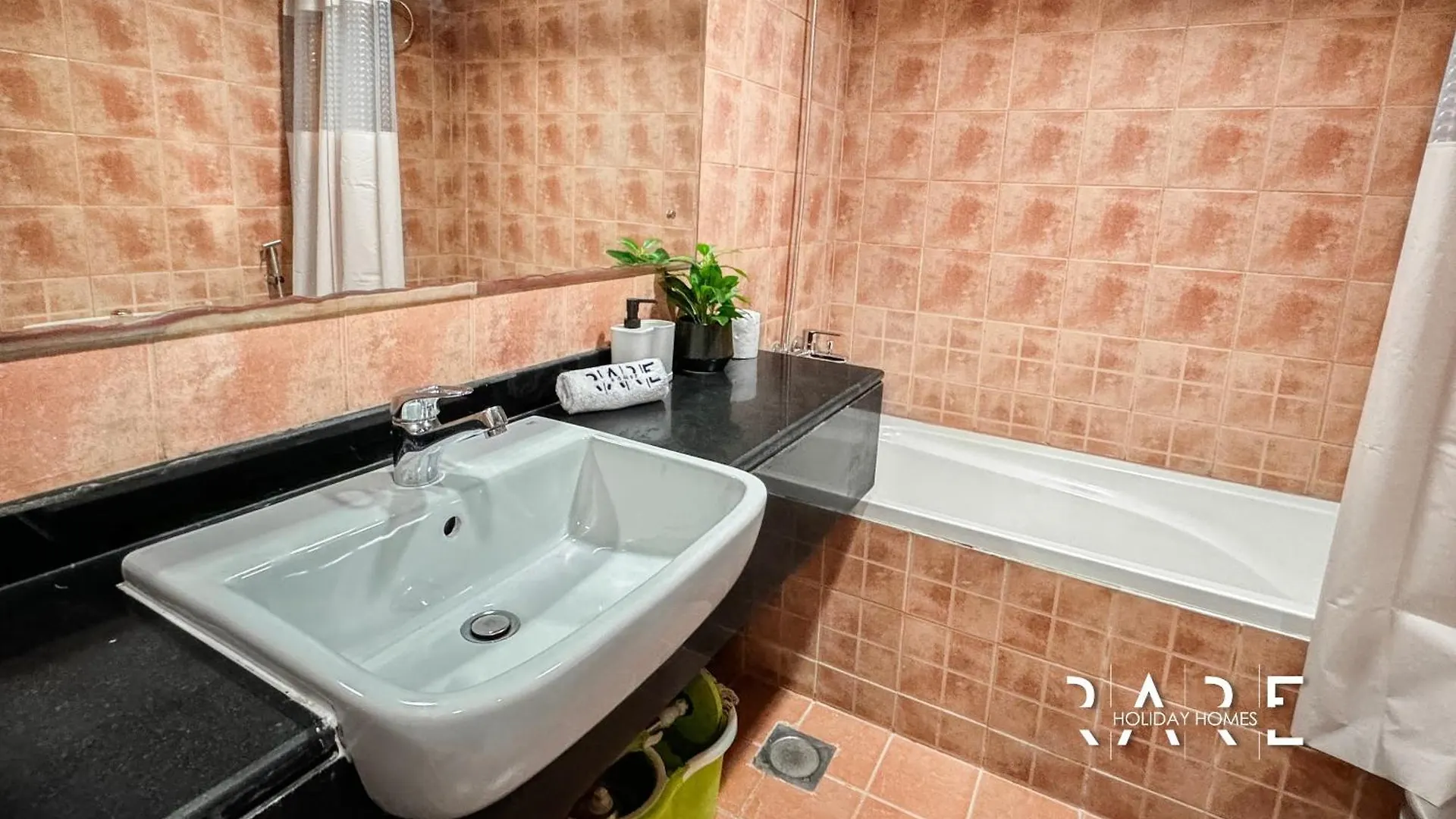 Rare Holiday Homes - Near City Center Ma'Eisem - Pool View - Crescent Tower A - R706 - Impz Dubai United Arab Emirates