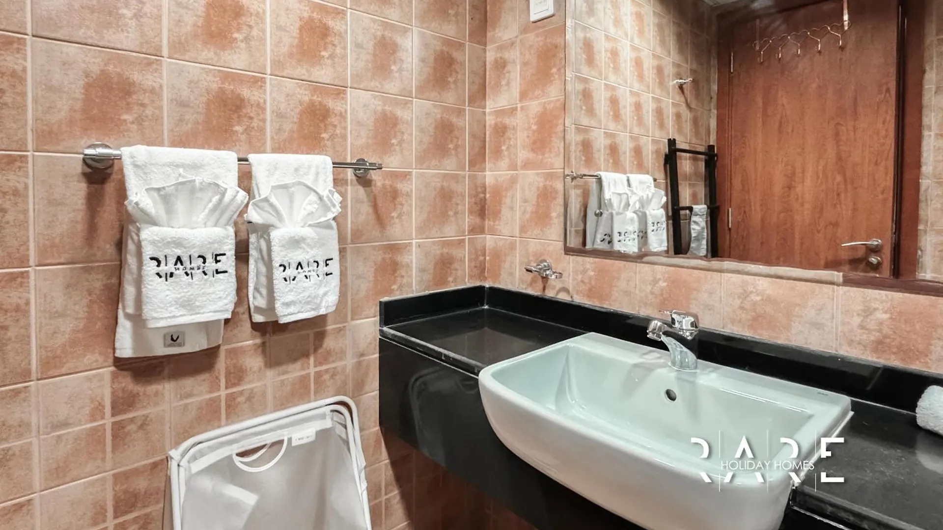 Rare Holiday Homes - Near City Center Ma'Eisem - Pool View - Crescent Tower A - R706 - Impz Dubai