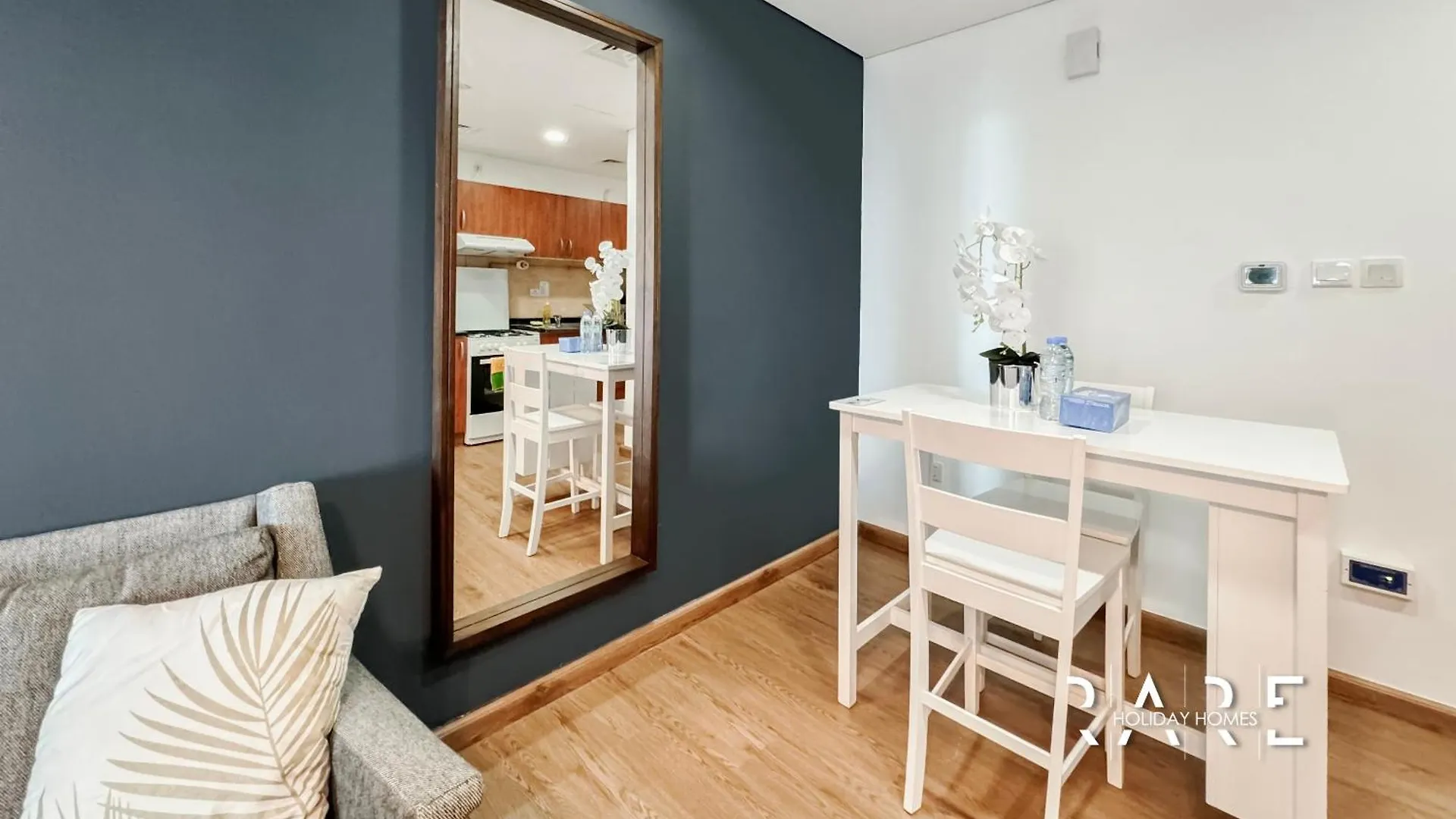 아파트 Rare Holiday Homes - Near City Center Ma'Eisem - Pool View - Crescent Tower A - R706 - Impz 두바이 아랍에미리트