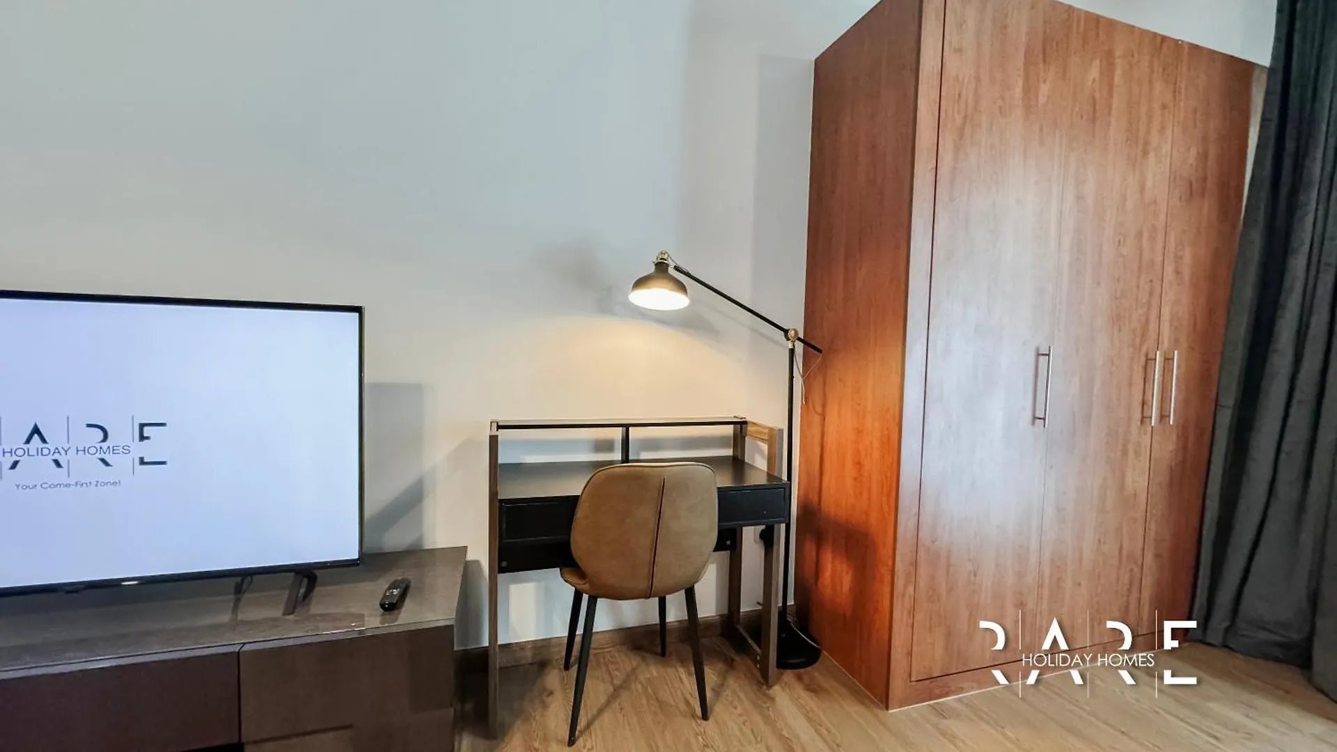 Rare Holiday Homes - Near City Center Ma'Eisem - Pool View - Crescent Tower A - R706 - Impz 두바이