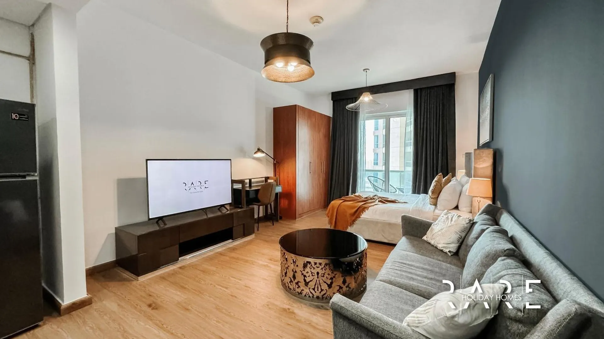 Rare Holiday Homes - Near City Center Ma'Eisem - Pool View - Crescent Tower A - R706 - Impz 두바이 아랍에미리트